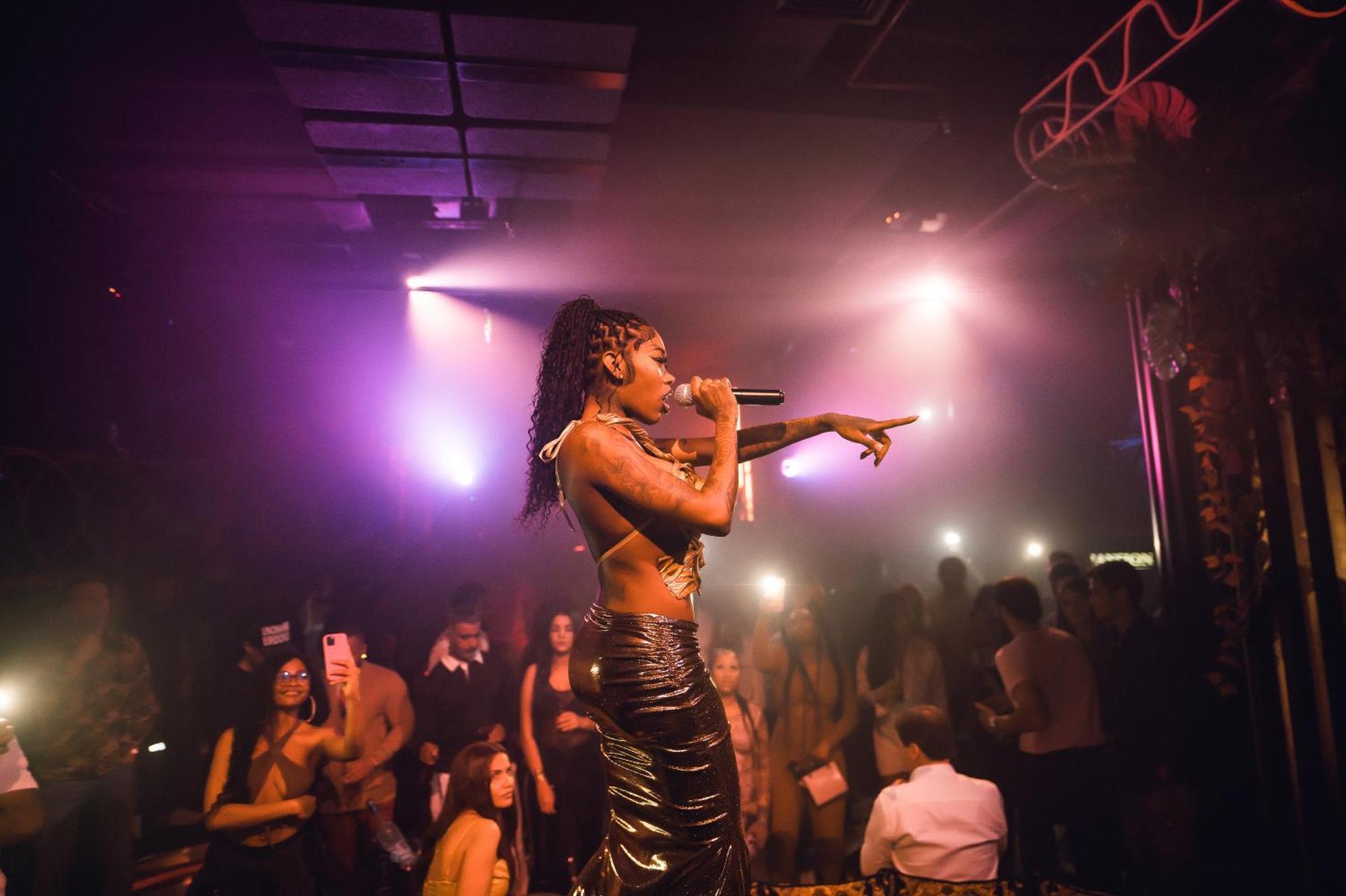 Five Jumeirah Village Dubai Esterno foto A performer at the nightclub