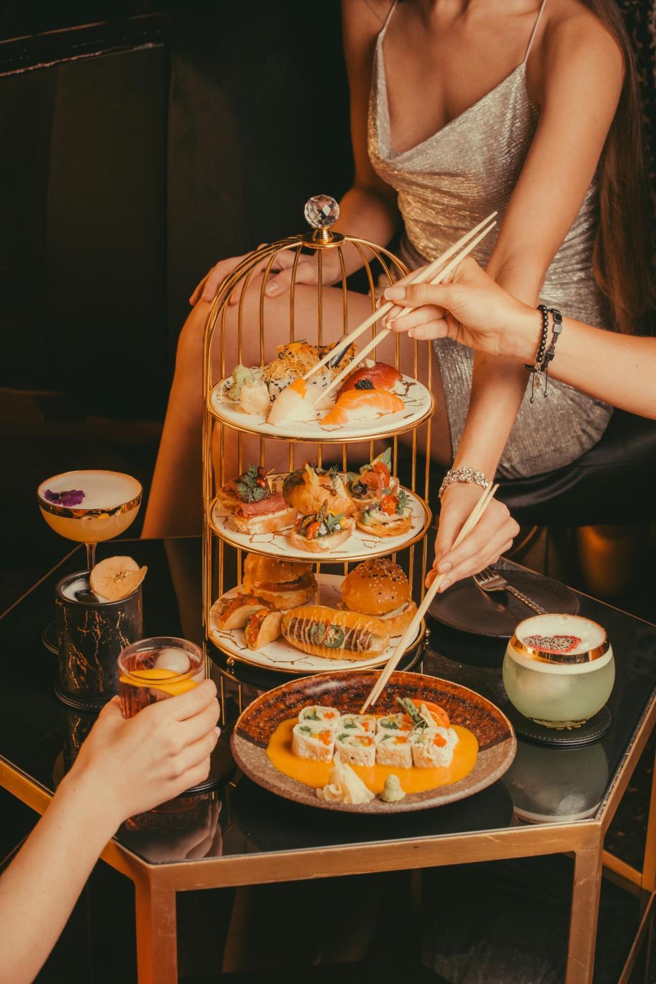 Five Jumeirah Village Dubai Esterno foto Afternoon tea at the Mandarin Oriental