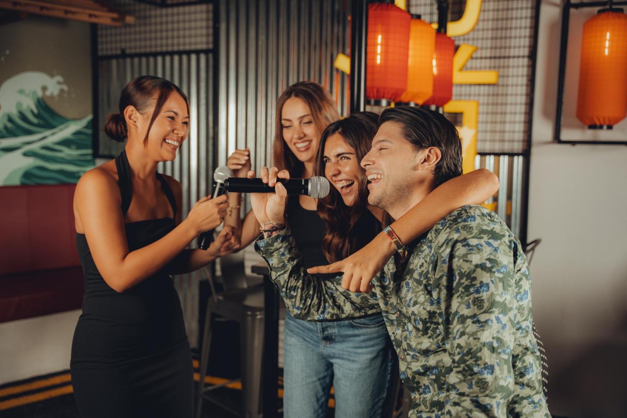 Five Jumeirah Village Dubai Esterno foto Friends having fun at a party
