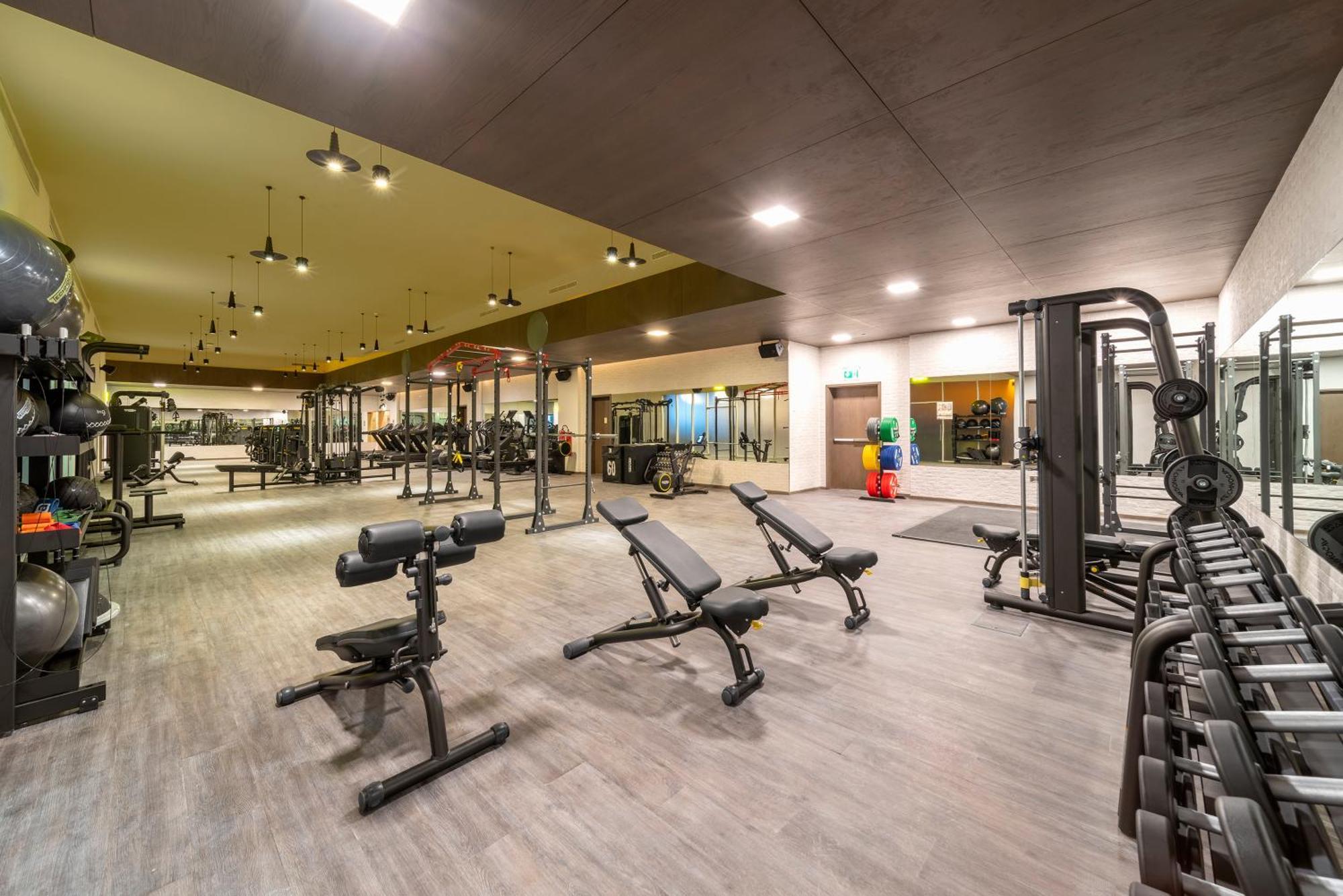 Five Jumeirah Village Dubai Esterno foto The gym at the hotel