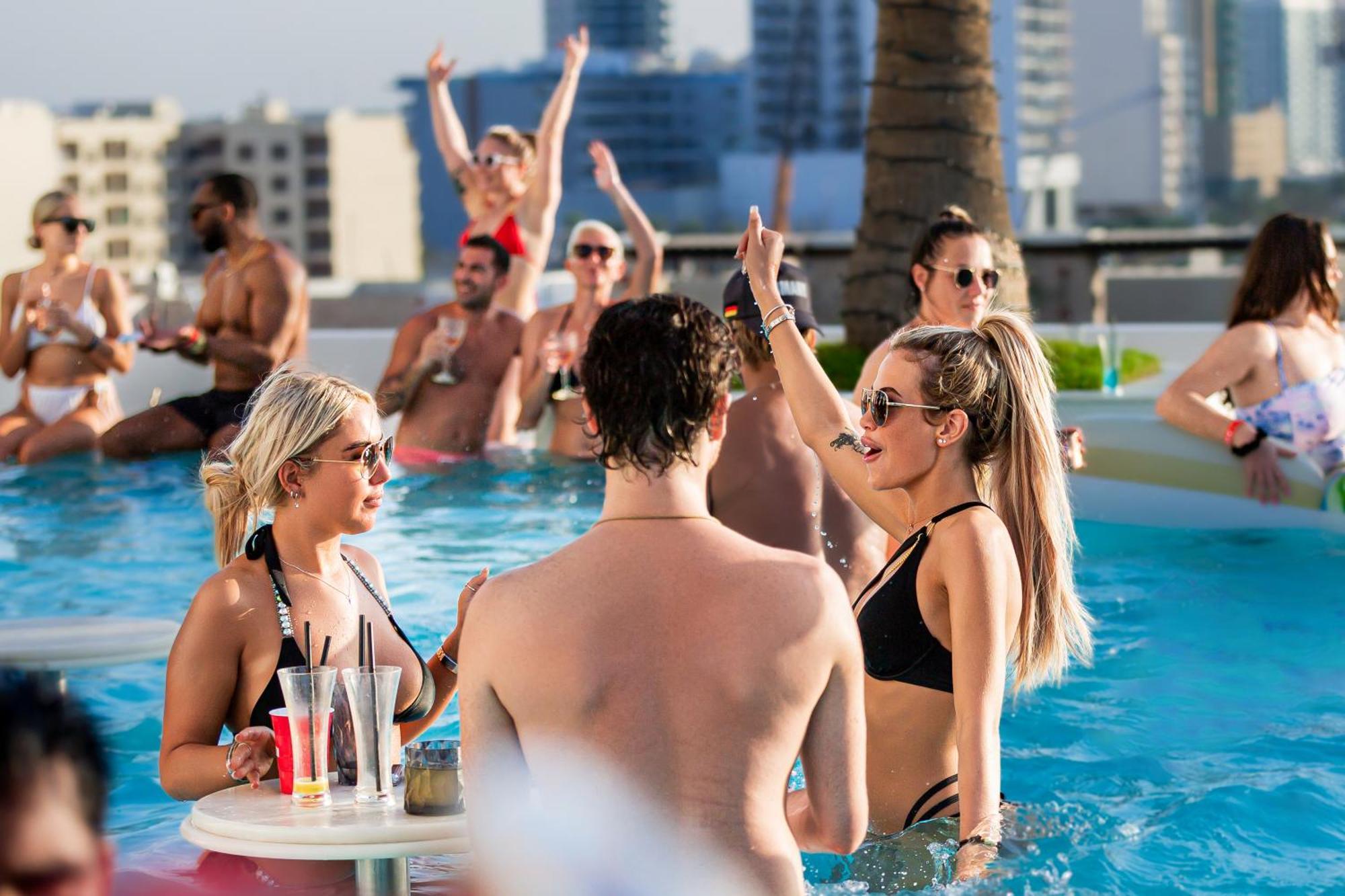 Five Jumeirah Village Dubai Esterno foto The pool at the Hilton Dubai The Palm